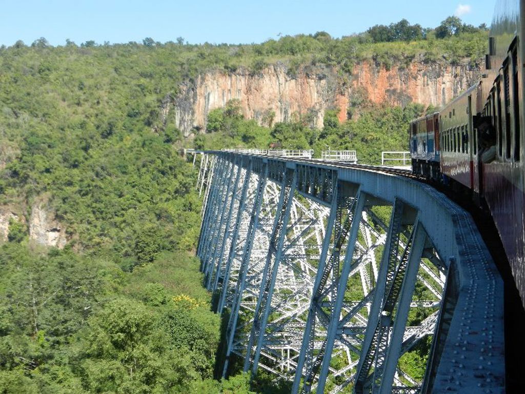 Trein op het Gokteik-viaduct in Myanmar tijdens een groepsrondreis.