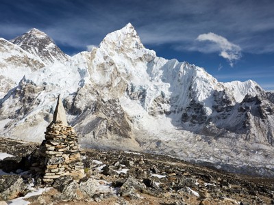 Uitzicht op Mount Everest en omliggende besneeuwde toppen tijdens de Route Nepal Everest Base Camp.