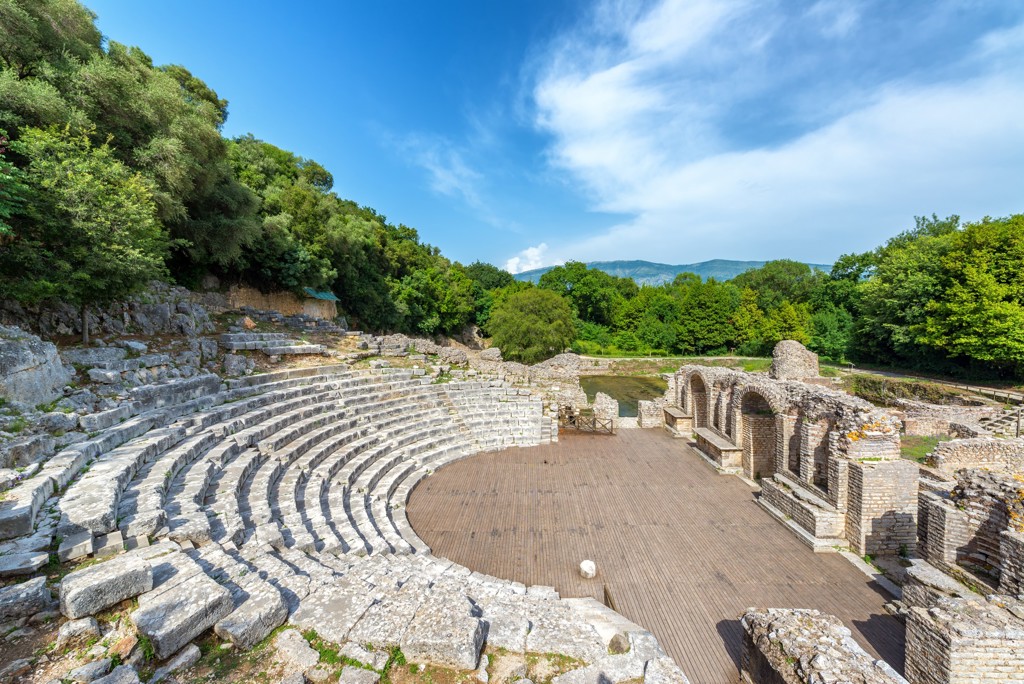 Oud Romeins amfitheater in Montenegro, stop tijdens de groepsrondreis Zuid-Oost Europa.