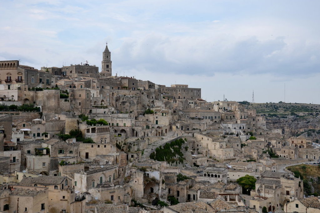 Uitzicht op de oude stad Matera met stenen huizen en kerktoren, Italië.