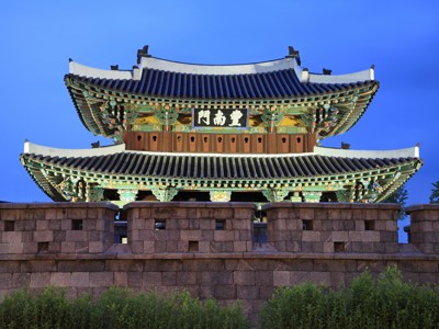 Verlichte Namdaemun-poort (Sungnyemun) in Seoul, bezienswaardigheid op de route door Zuid-Korea.