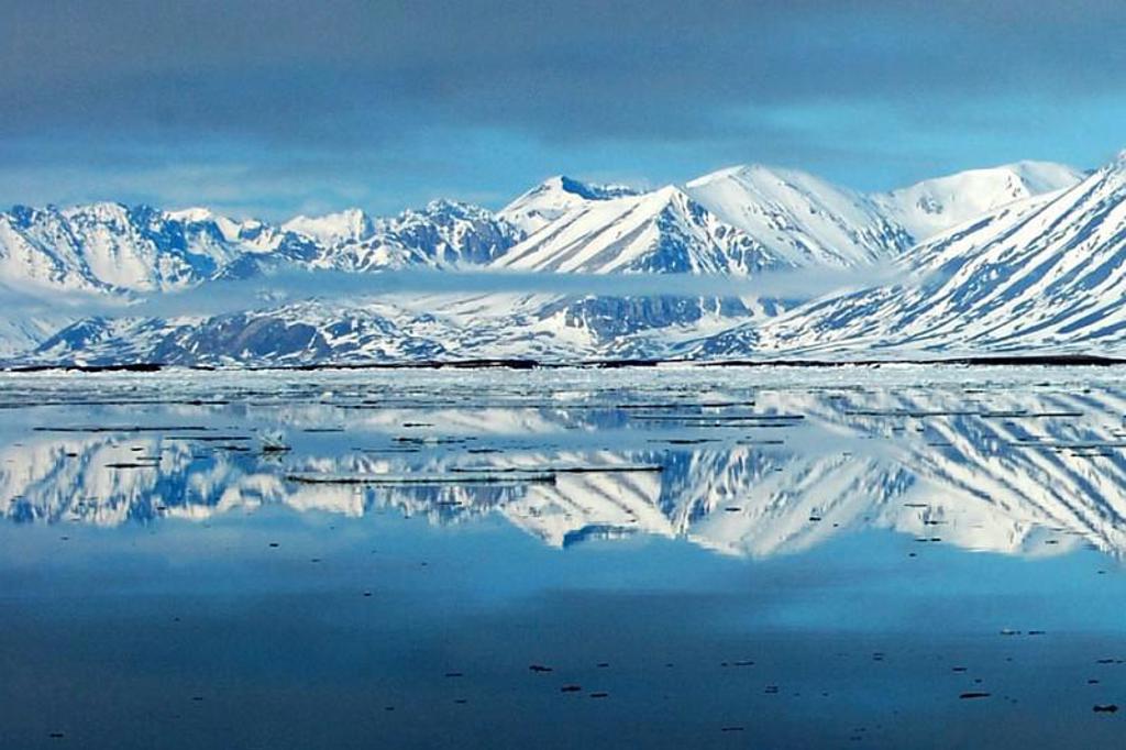 Besneeuwde bergtoppen en gletsjerlandschap tijdens de Antigua groepsrondreis naar Noord-Noorwegen en Spitsbergen.