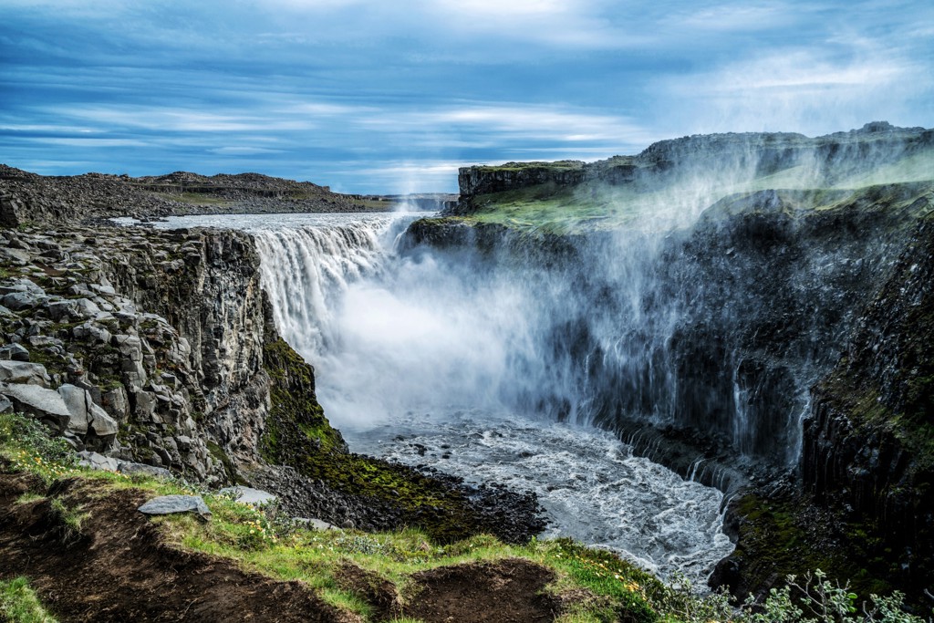 Waterval in ruige kloof in IJsland tijdens groepsrondreis kamperen.