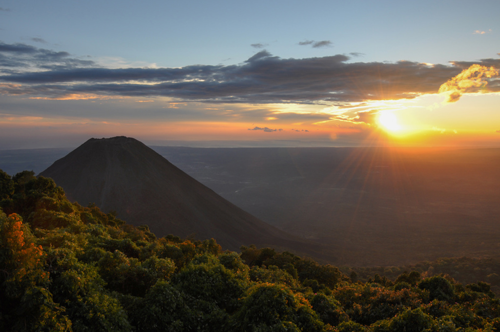 Zonsondergang boven een vulkaan tijdens een 22-35ers reis door Guatemala, Honduras en El Salvador.