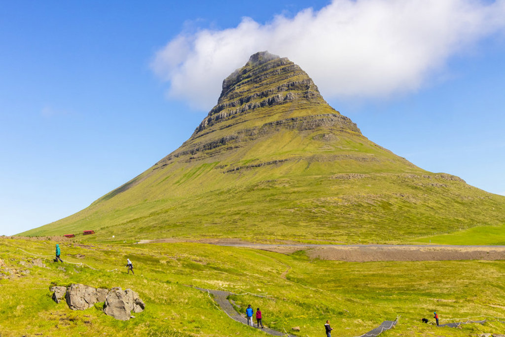 Groepsrondreis IJsland: wandelaars bij de berg Kirkjufell op het schiereiland Snæfellsnes.
