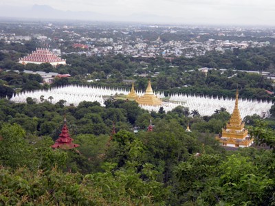 Uitzicht op de Kuthodaw-pagode met witte stupa’s en gouden tempels in Mandalay, Myanmar.