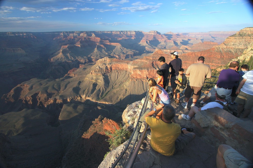 Uitzichtpunt bij de Grand Canyon tijdens familiereis Verenigde Staten, met reizigers die uitkijken over de kloof.