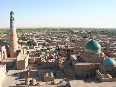 Panorama over Khiva met de Kalta Minor-minaret en turquoise koepels langs de Zijderoute in Oezbekistan.