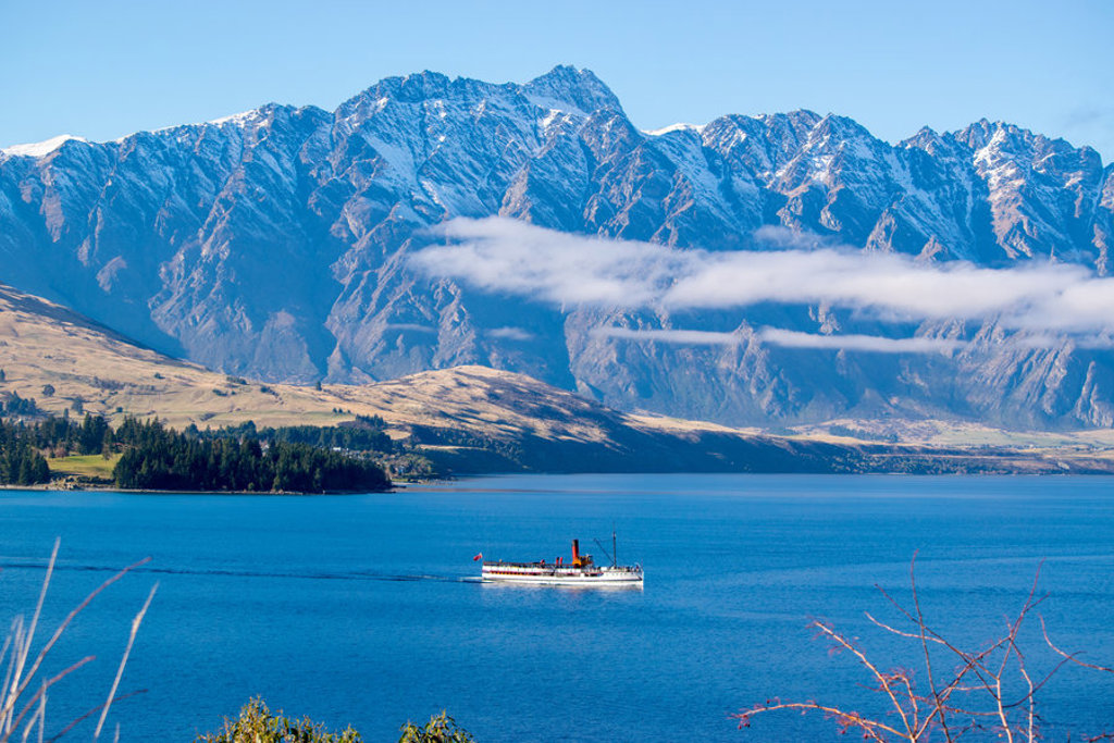 Boot op Lake Wakatipu met uitzicht op de bergketen The Remarkables bij Queenstown, Nieuw-Zeeland.