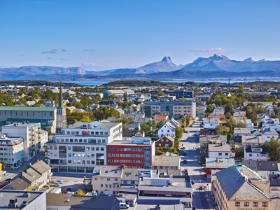 Uitzicht over Bodø met de Bødo Domkirke en bergen op de achtergrond, route Noorwegen.