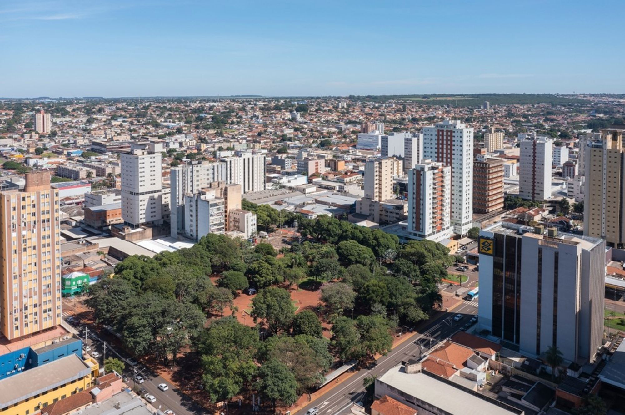 Panoramisch uitzicht op het stadscentrum van Campo Grande, Brazilië, met hoge gebouwen en een groen stadspark.