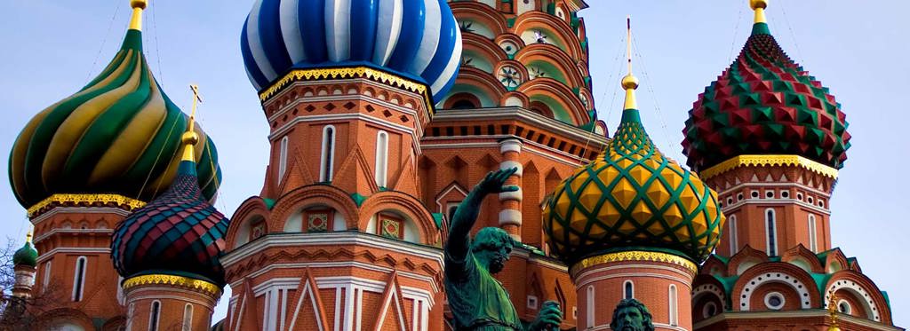 Gekleurde koepels van de Basiliuskathedraal op het Rode Plein in Moskou, Rusland.