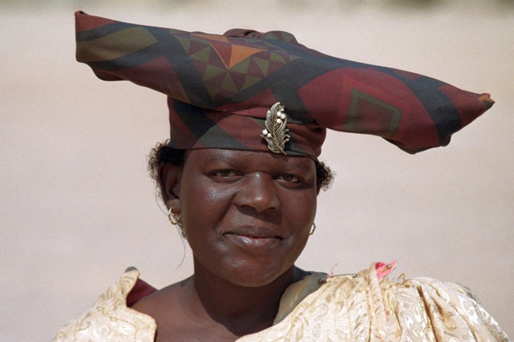 Portret van vrouw met kleurrijke hoofddoek tijdens groepsrondreis door Zuidelijk Afrika.