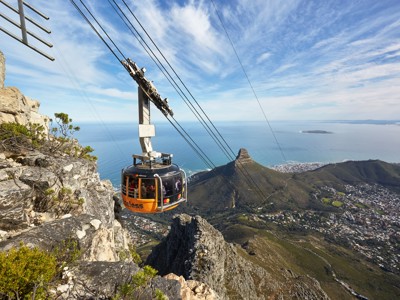 Kabelbaan naar de Tafelberg met uitzicht op Kaapstad, Lion’s Head en de Atlantische Oceaan.