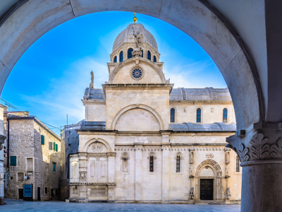 Kathedraal van Sint-Jacob in Šibenik, Kroatië, gezien door een stenen boog.