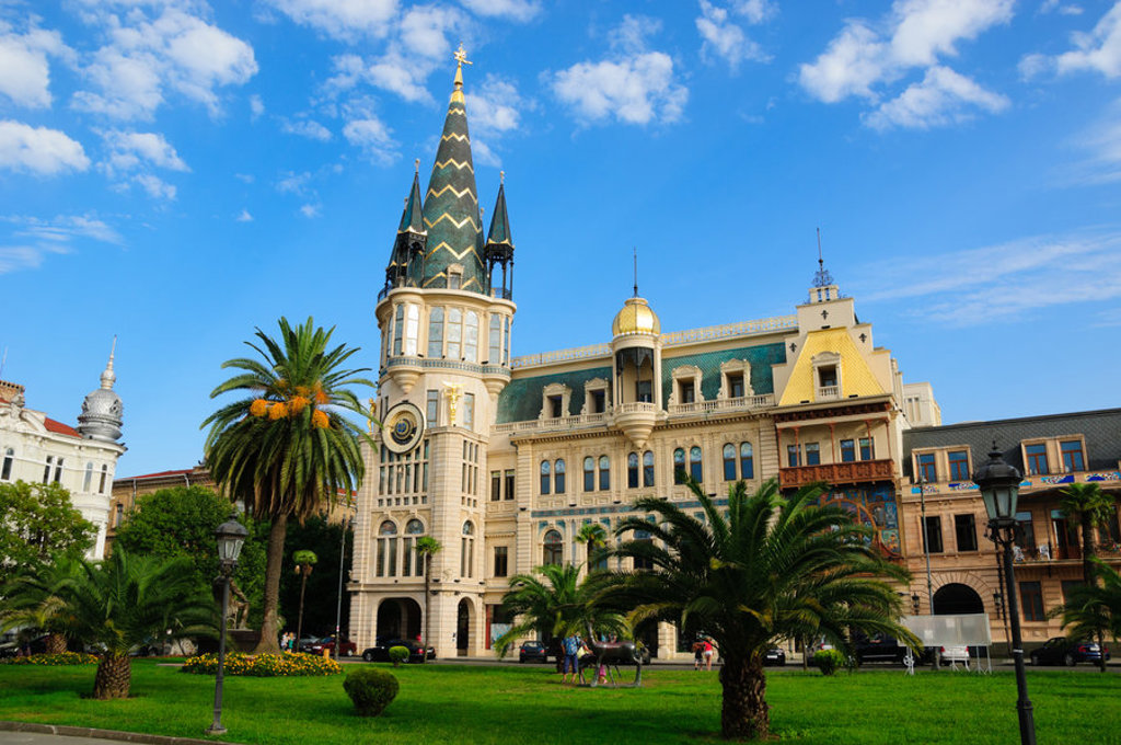 Plein met het Piazza-gebouw en palmbomen in Batumi, Georgië.