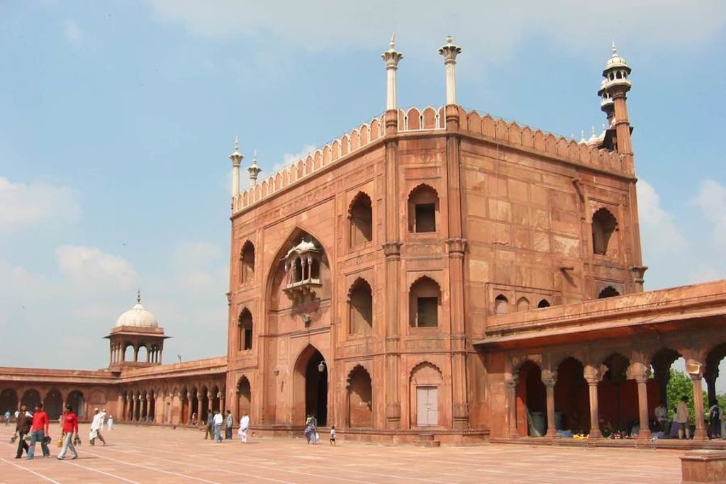Rode zandstenen moskee met hoge minaretten en binnenplaats in India, tijdens een groepsrondreis Sikkim en Bhutan.