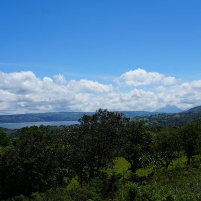 Panoramisch uitzicht over groen landschap met meer en bergen in Nicaragua tijdens groepsrondreis Nicaragua en Costa Rica.