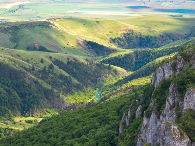Groene heuvels en rotskliffen in het Apusenigebergte, Route Roemenië.