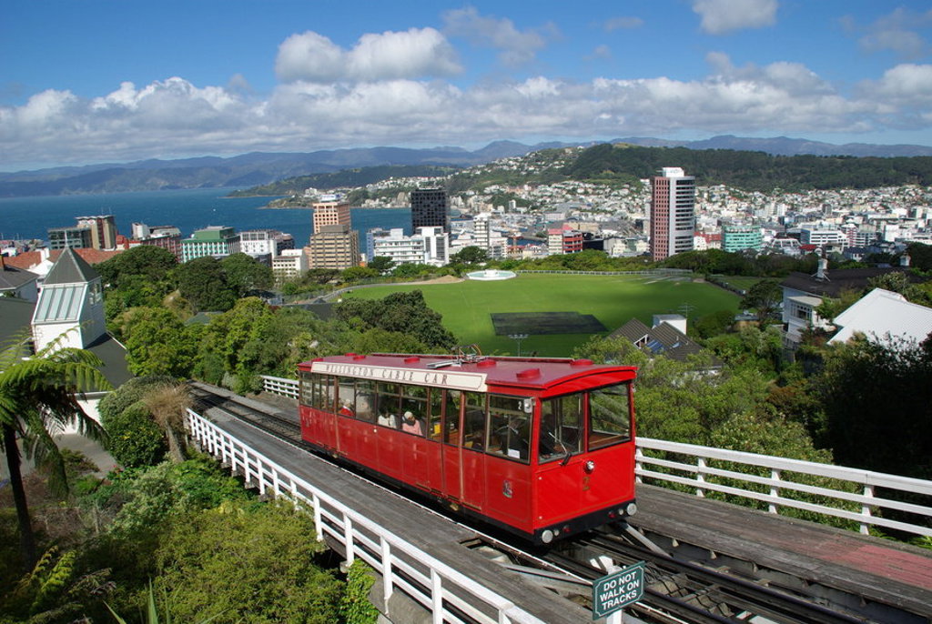 Rode kabeltram in Wellington met uitzicht over de stad en de haven, Nieuw-Zeeland.