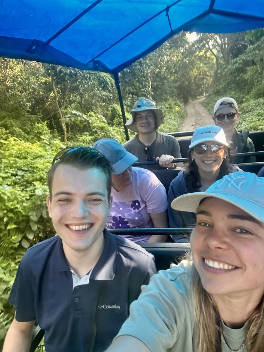 Jonge reizigers tijdens een 22-35ers groepsrondreis in Nepal in een open jeep op een bosweg.