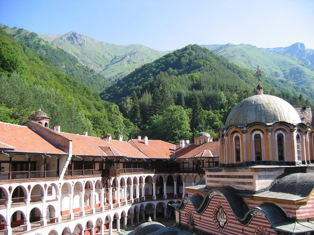 Rilaklooster in het Balkangebergte tijdens wandelvakantie Bulgarije.