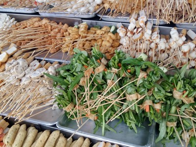 Satéstokjes met groenten, tofu en visballen op een lokale markt tijdens de route Timor, Sumba & Bali.