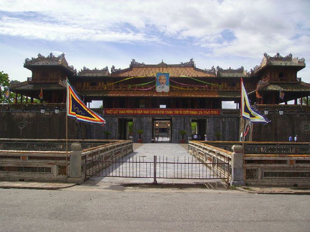 Keizerlijke stadspoort in Hué, Vietnam, met kleurrijke vlaggen bij de ingang van het fort.