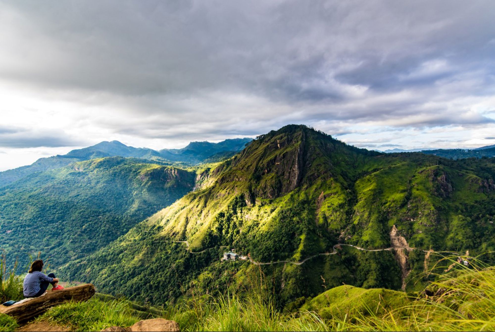 Uitzicht op de groene bergtoppen van Ella Gap in Sri Lanka onder een bewolkte lucht.