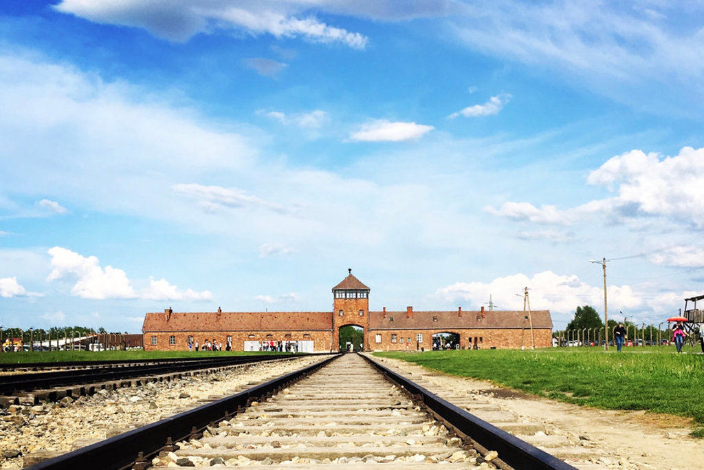Spoorlijn naar de toegangspoort van Auschwitz-Birkenau in Polen tijdens groepsrondreis Centraal Europa.
