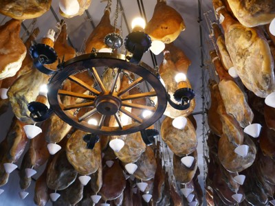 Gedroogde hammen hangend in een rijpingsruimte in Granada, Spanje.