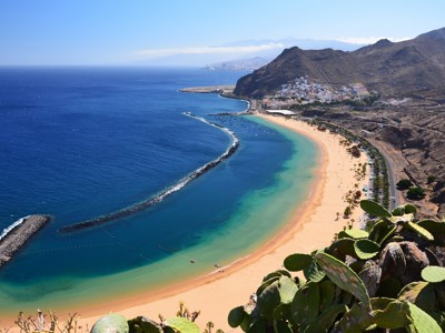 Uitzicht op het strand en de baai van Las Teresitas op Tenerife, Canarische Eilanden.