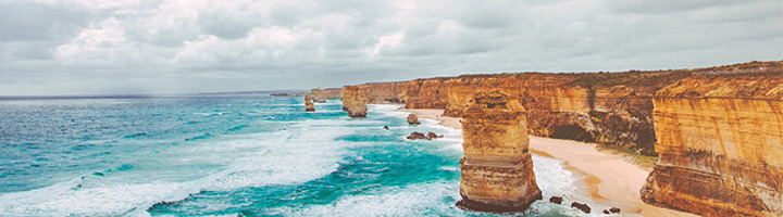 Kustlijn langs de Great Ocean Road in Australië met hoge kliffen en rotsformaties in zee.
