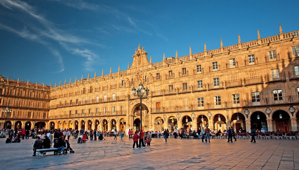 Plaza Mayor in Salamanca tijdens familiereis Spanje en Portugal, met historische arcades en terrassen.