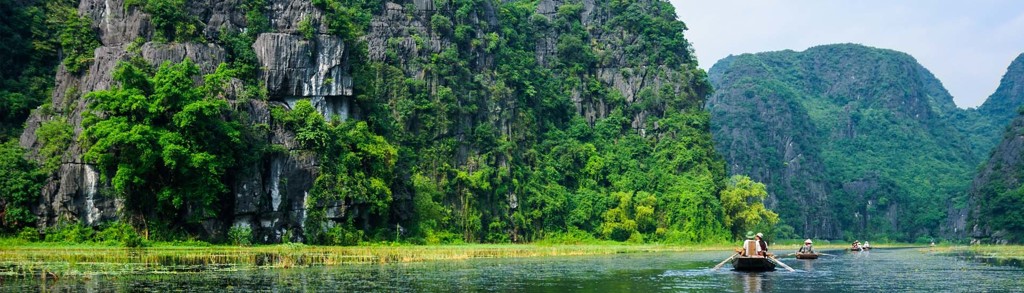 Boottocht langs kalksteenbergen in Vietnam tijdens een familiereis.