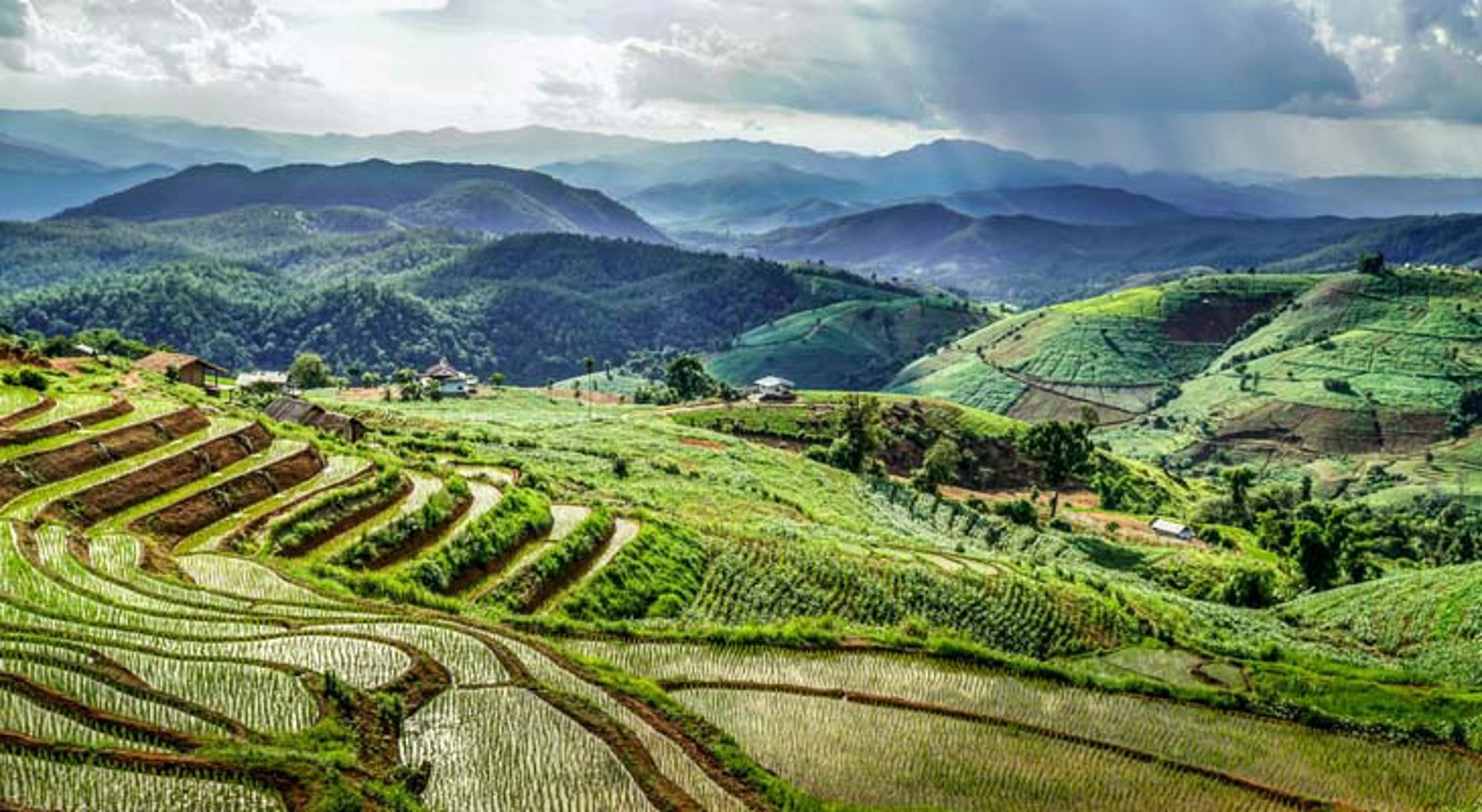 Panoramisch uitzicht op groene bergen en vallei in Thailand.