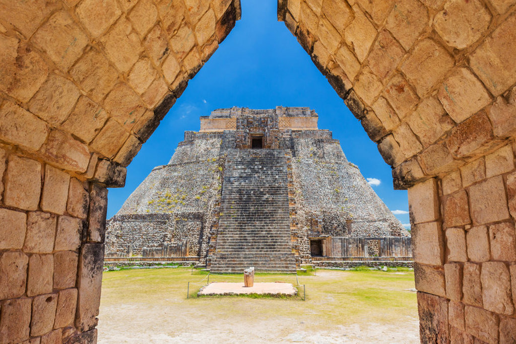 Piramide van Uxmal in Mexico, gezien door een stenen boog tijdens de Familiereis Mexico Route Ruta Maya.