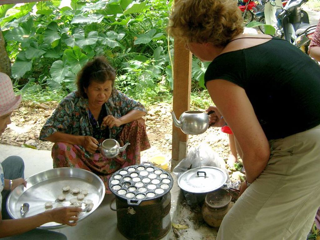 Thaise vrouw bereidt lokale snacks op straatmarkt tijdens groepsrondreis Thailand Hoogtepunten.