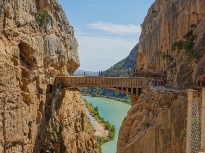 Wandelpad en brug in de El Chorro-kloof, Caminito del Rey, Route Andalusië.