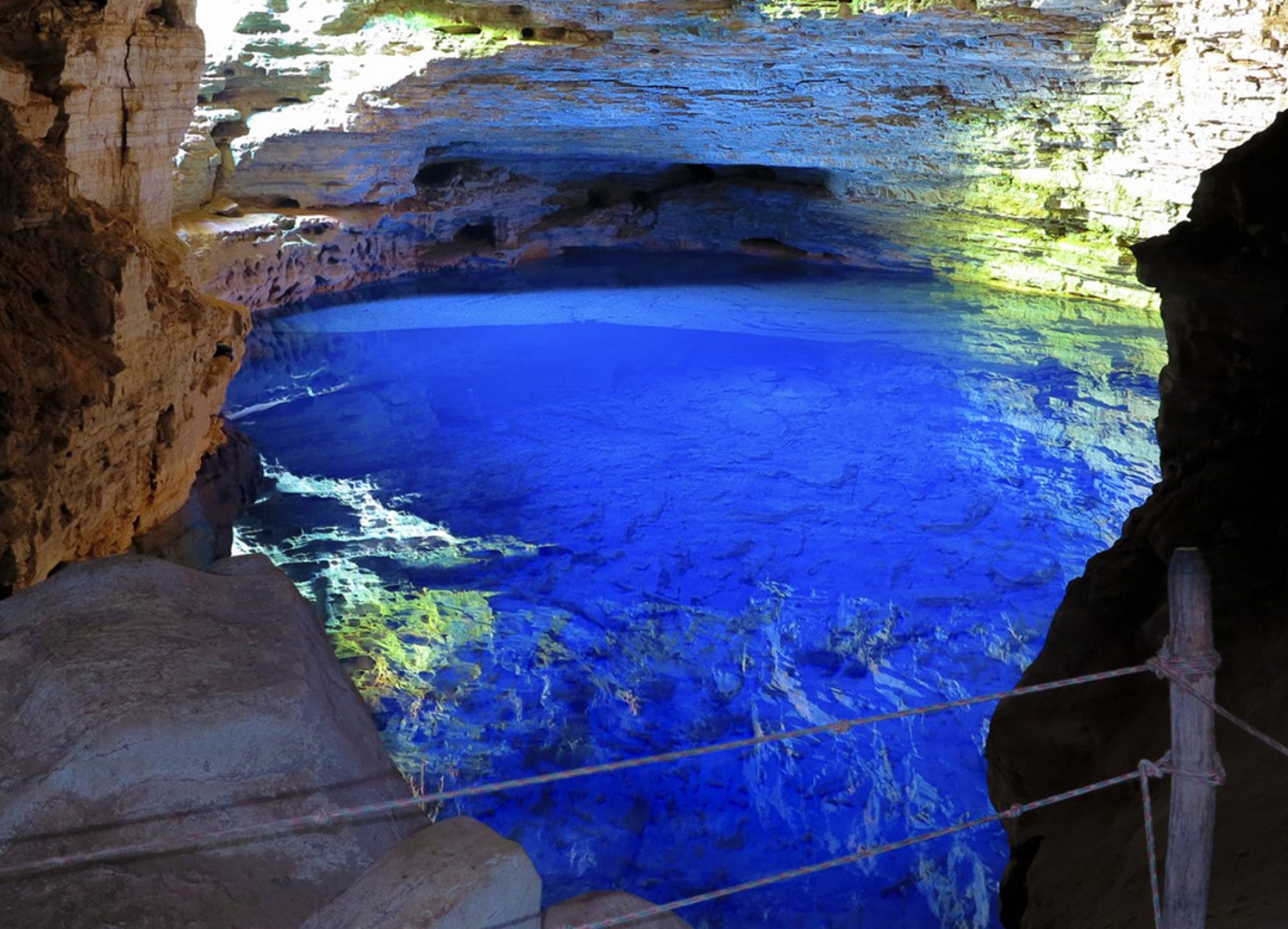 Helderblauw ondergronds meer in een grot, bezienswaardigheid in Brazilië.