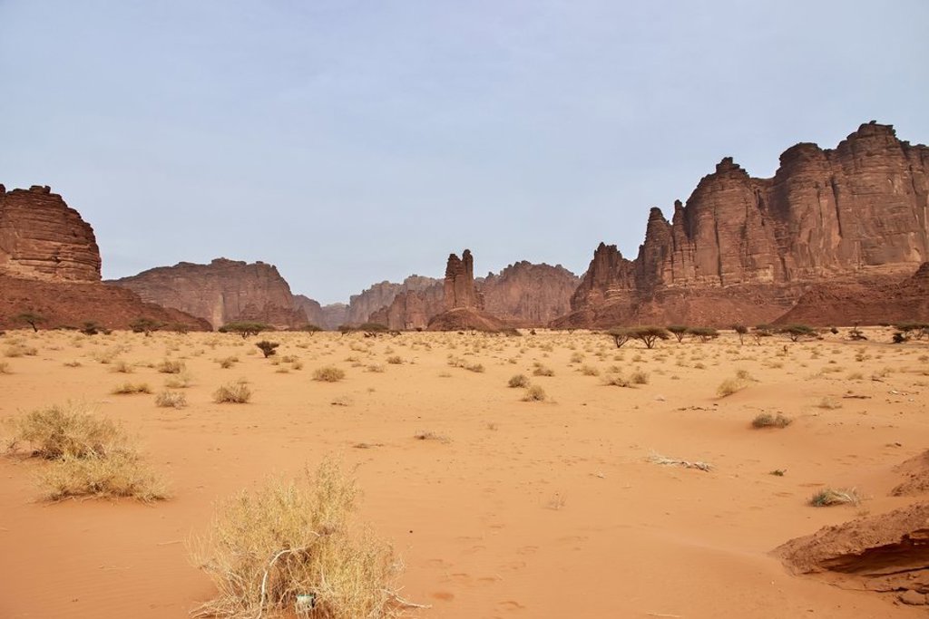Rotspartijen in de woestijn tijdens een groepsrondreis door Saoedi-Arabië.