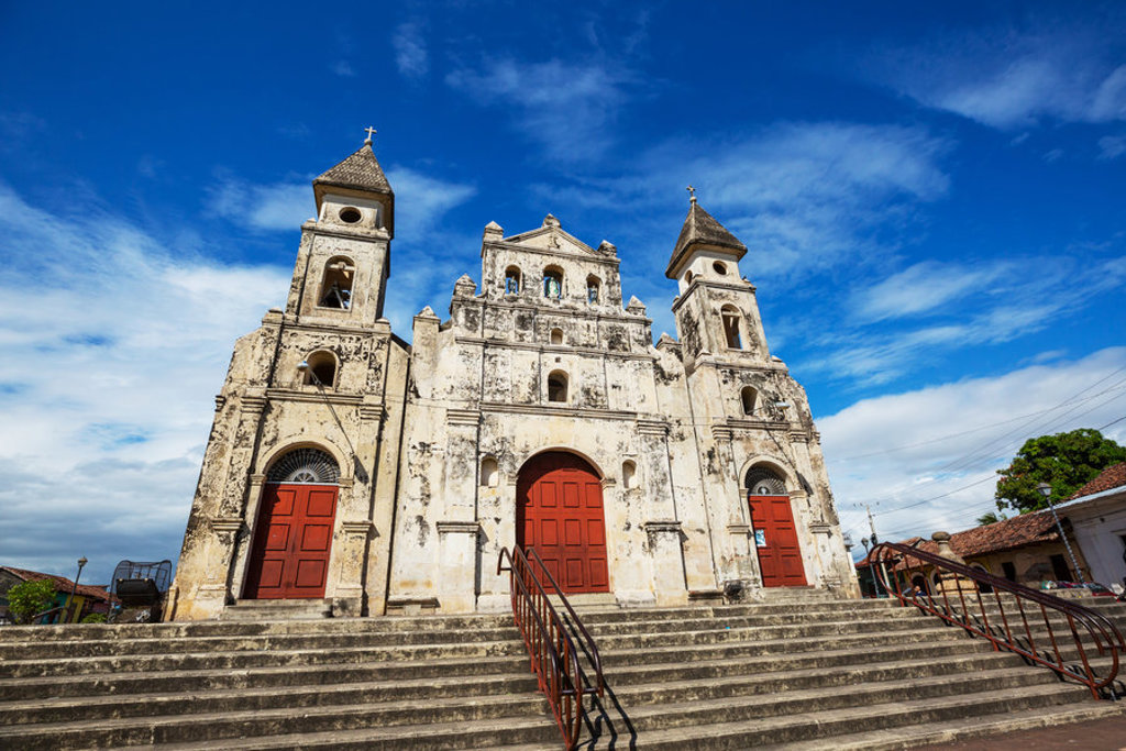 Oude kerk met rode deuren en trappen in Granada, Nicaragua, tijdens groepsrondreis Nicaragua en Costa Rica.