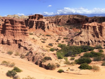 Rode rotsformaties en woestijnlandschap in de Andes tijdens de route Argentinië, Bolivia en Peru (28 dagen).