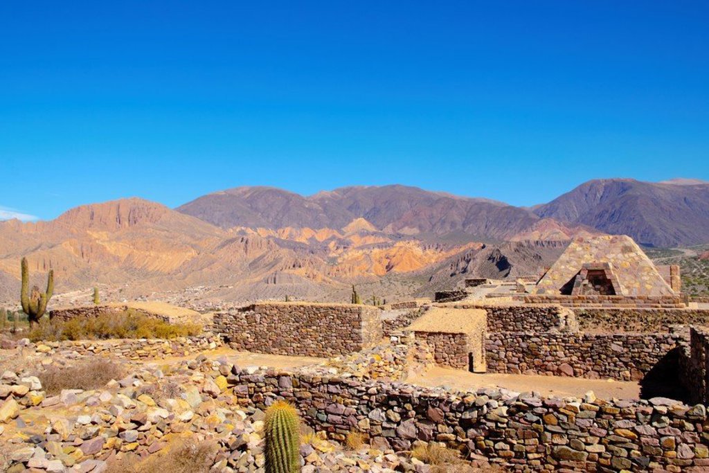 Groepsrondreis Argentinië met uitzicht op berglandschap en groene vallei.
