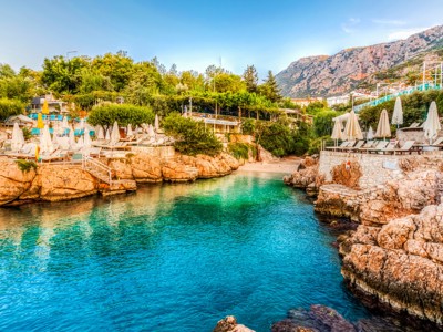 Rotsachtige baai met turquoise water en strandterrassen aan de Turquoise Kust in Turkije.