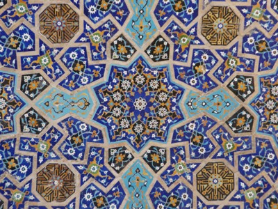 Blauw mozaïektegelpatroon met islamitische geometrische en bloemmotieven in Iran.