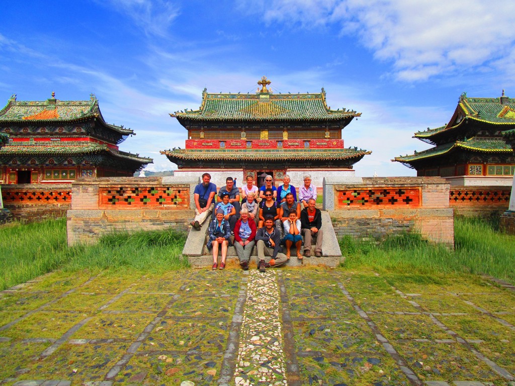 Groepsfoto van reizigers bij een boeddhistisch tempelcomplex in Mongolië tijdens de rondreis Trans-Siberië Expres.