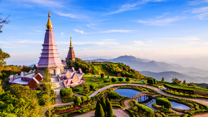 Twee pagodes in Doi Inthanon National Park met aangelegde tuinen en berglandschap op de achtergrond.