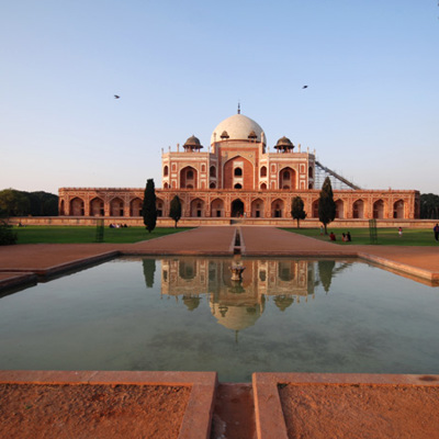 Humayun’s Tomb in Delhi met weerspiegeling in de waterpartij, tijdens een familiereis India en Nepal.