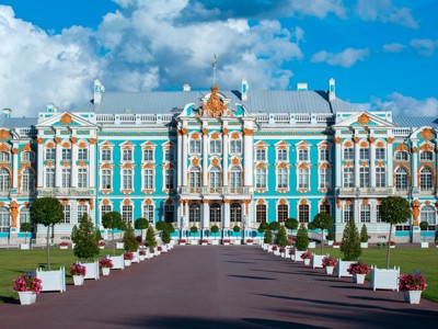 Gevel van het Catharinapaleis in Tsarskoje Selo bij Sint-Petersburg, met blauwe façade en gouden details.